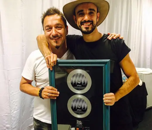 Abel Pintos premiado con Disco Doble Platino por su ltimo trabajo discogrfico nico, grabado en vivo en el Estadio nico de La Plata.